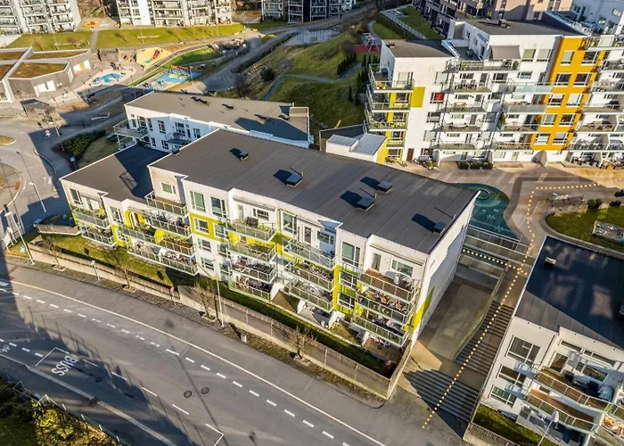 3 Sleeping Rooms For 82M2 Which Direct Traffic To Airport And City Center